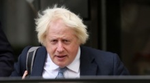 Der frühere britische Premierminister Boris Johnson verlässt nach seiner Aussage die Anhörung der Covid-19-Untersuchung in London. Foto: Andy Rain/epa