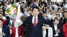 Der neu gewählte Bürgermeister von Seoul, Oh Se-hoon, feiert nach seinem Wahlsieg gemeinsam mit Unterstützern in seinem Büro. Foto: epa/Jeon Heon-kyun