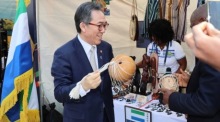 Außenminister Cho Tae-yul aus Südkorea besucht das Africa Culture Festival in Seoul. Foto: epa/Yonhap South Korea Out