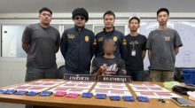 Die Polizei von Banglamung präsentiert den festgenommenen Verdächtigen und die sichergestellten Yaba-Pillen. Bild: TMN.TV