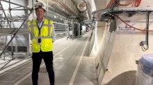 Markus Zerlauth, Projektleiter des HL-LHC am Cern, steht in einem neuen Servicetunnel rund 70 Meter unter der Erde. Foto: dpa/Christiane Oelrich