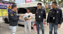 Ermittler der Polizeiwache Na Jomtien übergeben der 14-jährigen Mutter ein Busticket für die Heimreise zu ihrer Familie. Bild: TMN.TV
