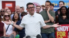 Der neu gewählte Labour-Abgeordnete für Makerfield, Andy Burnham, spricht nach seinem Sieg bei der Nachwahl in Makerfield in Wigan zu seinen Anhängern. Foto: epa/Adam Vaughan