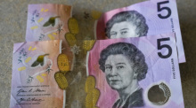 Australische 5-Dollar-Scheine werden in Sydney abgebildet. Foto: Mark Baker/Ap/dpa