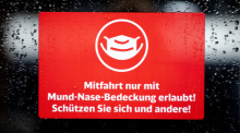 Ein Schild mit der Aufschrift „Mitfahrt nur mit Mund-Nase-Bedeckung erlaubt! Schützen Sie sich und andere!“ klebt an der Zugtür eines ICE der Deutschen Bahn (DB) im Hauptbahnhof. Foto: Hauke-Christian Dittrich/dpa