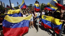 In Chile lebende Venezolaner feiern Berichte über die Festnahme von Präsident Nicolás Maduro durch US-Kräfte. Foto: epa/Elvis Gonzales