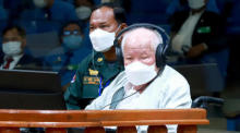 Die ECCC zeigt den ehemaligen Führer der Roten Khmer Khieu Samphan (R). Foto: epa/Nhet Sok Heng