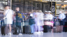 Passagiere warten auf dem Flughafen in Frankfurt am Main auf ihren Check-In. Foto: Boris Roessler/dpa