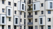 Ein neu gebautes Wohnhaus in der Trierer Straße in Berlin-Weißensee. Foto: Soeren Stache/dpa