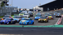 Rennwagen starten auf dem Nürburgring, darunter das Fahrzeug des später verunglückten Fahrers Juha Miettinen. Foto: dpa/Alexander Franz
