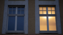 Ein Fenster in einer Wohnung ist beleuchtet. Viele Stromversorger erhöhen Preise. Foto: Sebastian Gollnow/dpa