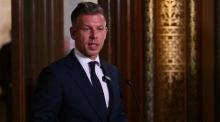 Ungarns Ministerpräsident Peter Magyar informiert nach der Verabschiedung einer Verfassungsänderung auf einer Pressekonferenz in Budapest. Foto: EPA/Tamas Purger