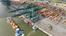 Luftaufnahme zeigt Containerterminals im Hafen von Antwerpen, einem der größten Umschlagplätze Europas mit jährlich über 250 Millionen Tonnen Fracht. Foto: epa/Olivier Hoslet