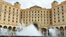 Blick auf das Ritz-Carlton-Hotel in Riad, Saudi-Arabien, das Schauplatz der Gespräche zwischen US-amerikanischen und ukrainischen Delegationen war. Foto: Wang Dongzhen/Xinhua/dpa