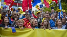 Anhänger der PAS-Partei nehmen an einem Marsch in Chisinau teil, um den Wahlprozess bei den bevorstehenden Parlamentswahlen in Moldau zu unterstützen. Foto: epa/Dumitru Doru