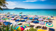 Der Patong Beach ist Phukets bekanntester Strand. Hier kann man sich Liegestühle und Jetskis mieten. Foto: Aleksandar Todorovic/Adobe Stock