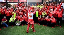 Die Ferrari-Mannschaft jubelt ihrem Fahrer Carlos Sainz aus Spanien zu. Foto: epa/Joel Carrett Australien Und Neuseeland