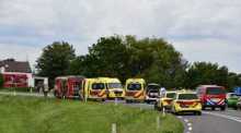 Rettungskräfte sind am Unfallort auf der N290 im Einsatz. In den Niederlanden ist ein Auto in eine Schülergruppe auf Fahrrädern geschleudert. Foto: PROVICOM/Anp/dpa