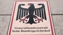 Ein Hinweisschild mit dem Bundesadler und der Aufschrift „Generalbundesanwalt beim Bundesgerichtshof“. Foto: Uli Deck/dpa