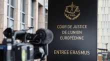 Kameramann filmt das Logo des Europäischen Gerichtshofs (EuGH) in Luxemburg. Foto: epa/Julien Warnand