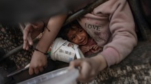 Das Kind reagiert, als vertriebene Palästinenser vor dem Frühstück die von einer Wohltätigkeitsorganisation gespendeten Lebensmittel einsammeln. Foto epa/HAITHAM IMAD