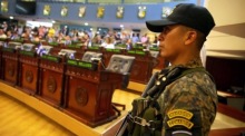 Das Militär ist bei einer Sitzung des Kongresses in San Salvador anwesend. Foto: epa/Rodrigo Sura