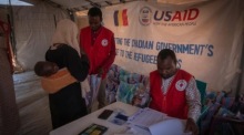 Flüchtlinge erhalten Hilfe an der Grenze zwischen Tschad und Sudan. Foto: epa/Stringer