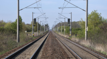 Blick auf eine leere Bahnstrecke bei Leipzig in Richtung Naumburg. Archivfoto: dpa/Jan Woitas
