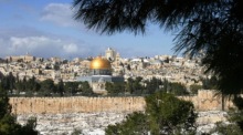 Die ummauerte Altstadt Jerusalems und der Felsendom auf dem Tempelberg, bedeckt mit einer leichten Schneeschicht. Es wird berichtet. EPA/JIM HOLLANDER