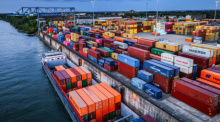 Containerumschlag im Hafen Duisburg steht für die laut OECD ab 2025 erwartete Erholung der deutschen Wirtschaft im Aufwind stark. Foto: dpa/Oliver Berg
