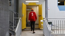 Migranten halten sich im Aufnahmezentrum auf der italienischen Mittelmeerinsel Lampedusa auf, das der Erstversorgung und Registrierung von Neuankömmlingen dient. Foto: EPA/Vincenzo Livieri