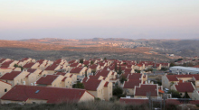 Blick auf die israelische Siedlung Kokhav Ya'akov in der Nähe der Westjordanland-Stadt Ramallah im Westjordanland. Foto: epa/Abir Sultan