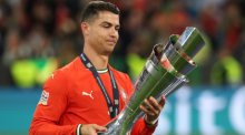 Nations League A, Portugal - Spanien, Play-off-Runde, Finale, Munich Football Arena. Portugals Cristiano Ronaldo hält die Trophäe. Foto: Christian Charisius/dpa