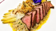 Australisches Rinderfilet mit Kräuterbutter, Steinpilzen, weißem Spargel und Ofenkartoffel. Fotos: Vespresso Restaurant