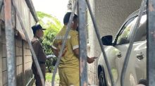 Polizisten und Forensiker untersuchten das Wohnhaus in Pathum Thani, in dem ein 59-jähriger Deutscher tot aufgefunden wurde. Bild: Khaosod English