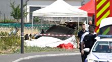 Sicherheitskräfte untersuchen das Wrack einer abgestürzten Pilatus PC-6 bei Tomblaine nahe Nancy. Elf Menschen kamen ums Leben. Foto: AFP/dpa/jean-christophe Verhaegen