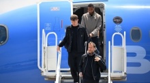 Jonathan Tah, Torhüter Alexander Nübel und Torhüter Oliver Baumann verlassen das Flugzeug nach der Ankunft am Flughafen Smith Reynolds. Foto: Federico Gambarini/dpa