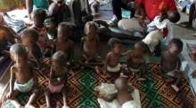 Einige unterernährte Kinder suchen medizinische Hilfe in einem Gesundheitsposten von Ärzte ohne Grenzen in Monrovia. Archivfoto: epa/Ahmed Jallanzo