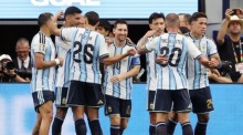 Lionel Messi jubelt mit seinen Teamkollegen nach seinem ersten Treffer beim WM-Gruppenspiel gegen Österreich in Dallas. Foto: EPA/Jiji Press