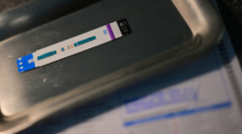 Ein HIV-Schnelltest in der Berliner Aids-Hilfe steht symbolisch für die laut RKI rund 2.300 neuen HIV-Infektionen im vergangenen Jahr. Foto: dpa/Sebastian Gollnow