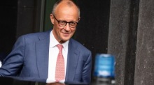 Bundeskanzler Friedrich Merz verlässt nach seiner jährlichen Sommerpressekonferenz das Haus der Bundespressekonferenz in Berlin. Foto: Fadi Yousef/epa