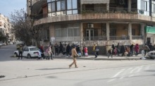Zivilisten verlassen mit ihrem Hab und Gut Stadtteile von Aleppo, nachdem anhaltende Gefechte zwischen Regierungstruppen und den Syrian Democratic Forces erneut Tausende zur Flucht zwingen. Foto: epa/Ahmad Fallaha