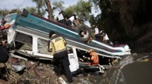 Ehrenamtliche Feuerwehrleute arbeiten an der Stelle eines Busunfalls im Norden von Guatemala-Stadt. Foto: epa/David Toro