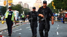 Die Polizei rückt zu einem Vorfall bei der Veranstaltung «Salsa on St. Clair» in Toronto aus. Bei Schüssen auf einem Salsa-Festival in der kanadischen Stadt Toronto sind Menschen getötete worden. Foto: Keito Newman/The Canadian Press/ap/dpa