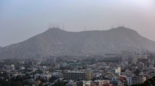 Mobilfunkmasten auf einem Hügel in Kabul, während die Taliban in der Provinz Balkh den Zugang zum Glasfaserinternet eingeschränkt haben. Foto: epa/Samiullah Popal
