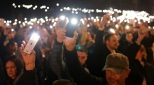 Die Demonstranten halten während der Blockade der Autokomanda-Kreuzung in Belgrad Mobiltelefone mit Taschenlampen hoch. Foto: epa/Andrej Cukic