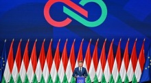 Ein Oppositionspolitiker spricht nach der Parlamentswahl bei einer Pressekonferenz in Budapest. Foto: epa/Tibor Illyes