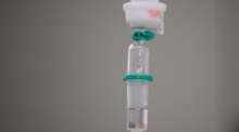 Eine Infusion wurde bei einem Patienten in einem Raum zur Vorbereitung einer Operation in einem Krankenhaus gelegt. Foto: Sebastian Gollnow/dpa