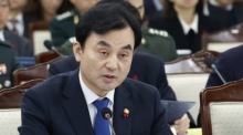 Südkoreas Verteidigungsminister Ahn Gyu-back spricht bei einem Arbeitsbericht der Ministerien vor Präsident Lee Jae Myung. Foto: epa/Yonhap