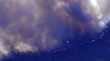 Flammen erfassen Vegetation nahe Burgohondo in der spanischen Provinz Ávila, wo Einsatzkräfte einen Waldbrand bekämpfen und Anwohner evakuiert wurden. Foto: EPA/Raul Sanchidrian